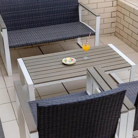 Retreat With Balcony Apartment *