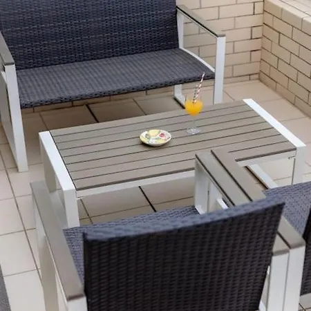 Apartment Retreat With Balcony *
